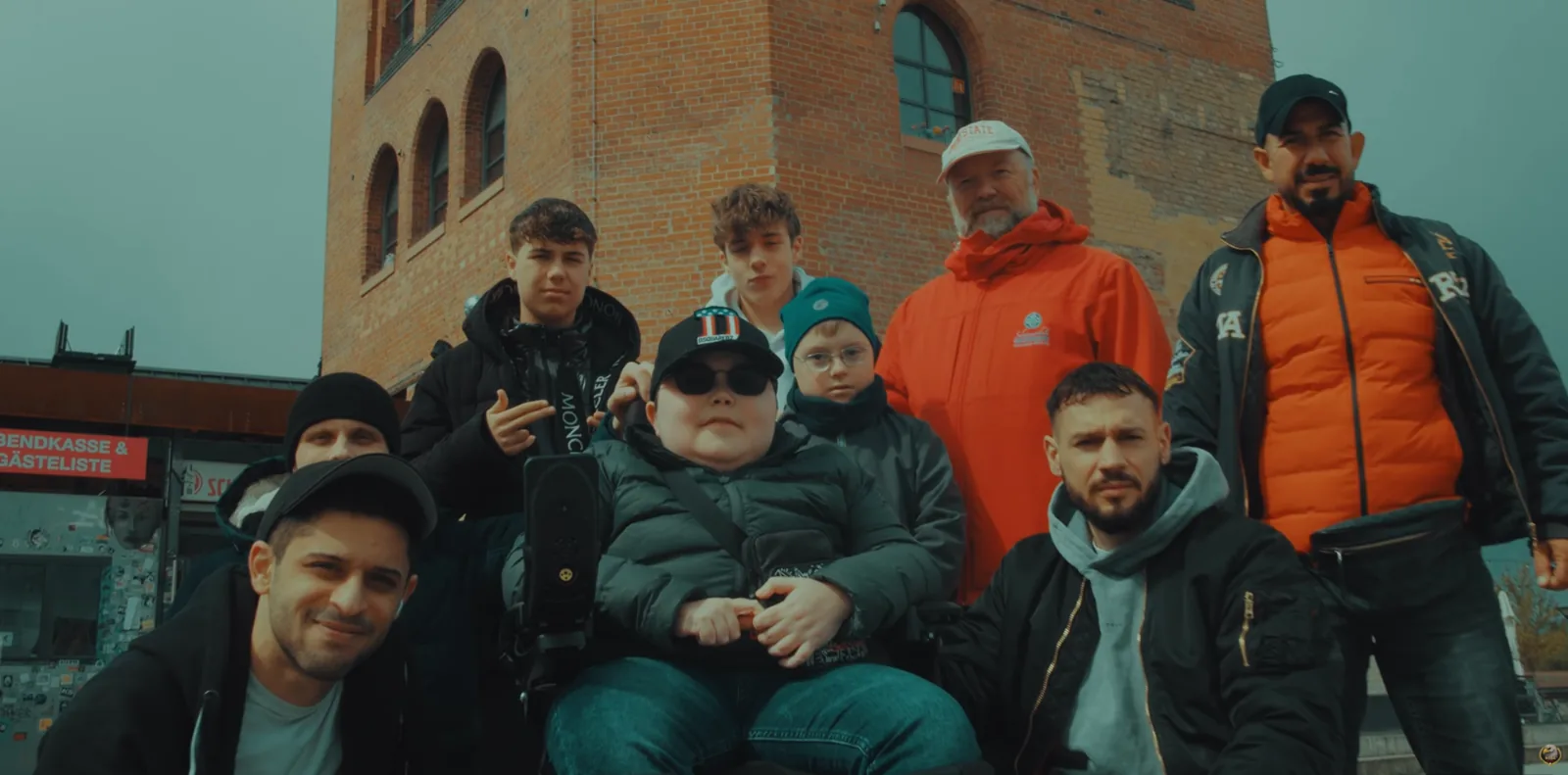 Nosa Rap Crew gemeinsam mit Rapper Bosca bei der 72-Stunden-Aktion