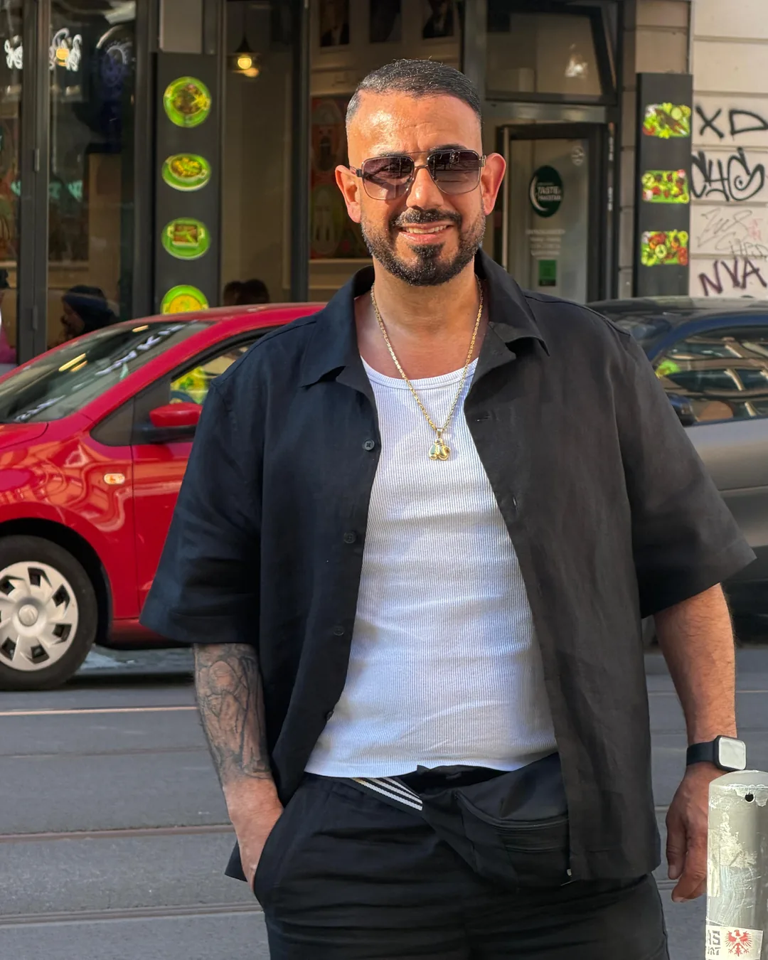 Porträt von Gürhan Sahin, Manager und Kameramann von NOSA RAP