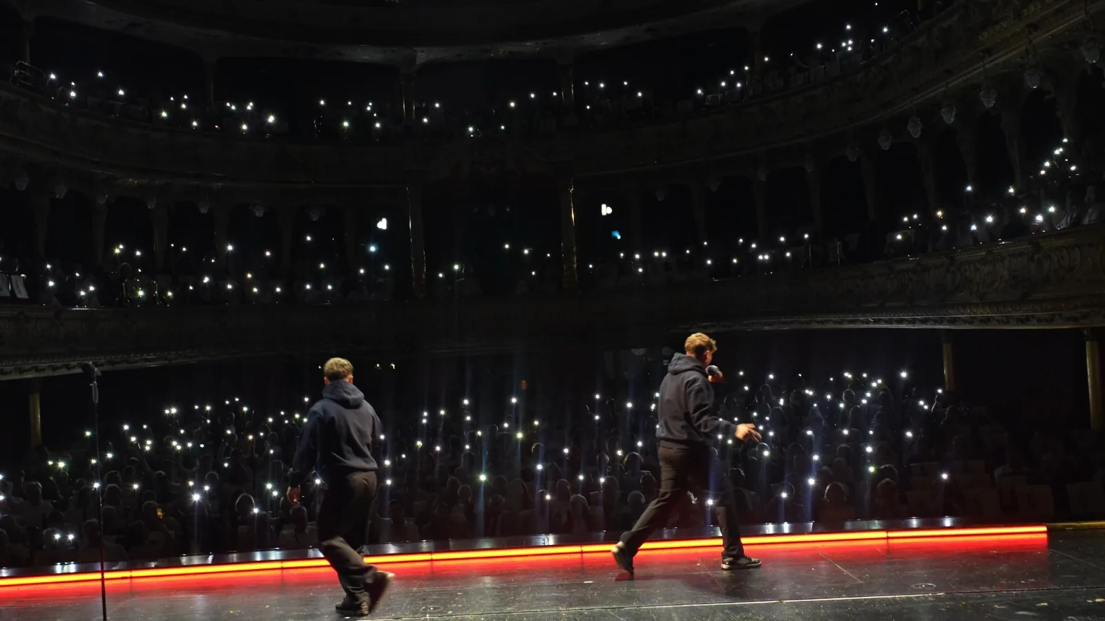 Nosa Rap live auf der Bühne des Staatstheaters Wiesbaden vor tausenden Handylichtern